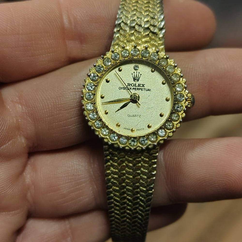 Faux Fashion Women's Gold Quartz Watch